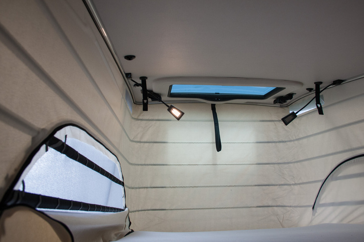 Nyitható tetőablak, két olvasólámpa változtatható fényerővel