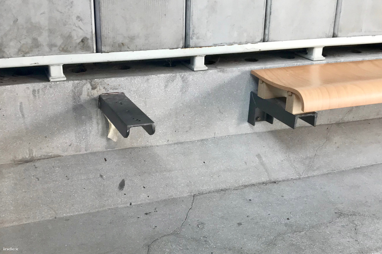 A falból kimeredő acélgerenda a lépcsősor áldozatául esett ülőhelyekre emlékeztet néma mementóként. Kisgyerekek pótszéknek is használhatják.