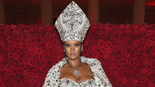 Rihanna szexi püspöknek öltözött a Met-gálán