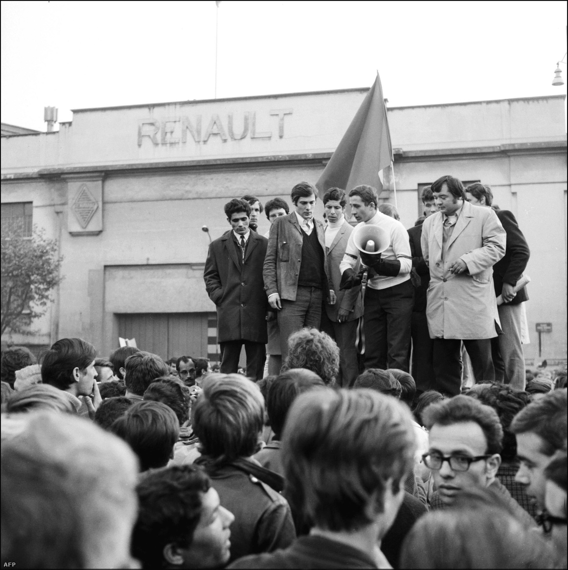 De össztársadalmilag a gyárfoglalások voltak döntők; a munkásosztály megmozdulása a diákokéval szemben valóban létében fenyegette a rendszert. A francia történelem legnagyobb általános sztrájkjában 9 millióan vettek részt, ez, és az egymilliós utcai tüntetés megrengette de Gaulle hatalmát. Nem is csak az övét: a munkásokra a kritikák szerint rátelepedett régi szakszervezetekét is; 1968 lázadása annyiban is az újbaloldal születése, hogy a hagyományos munkásmozgalmi alakulatok, pártok és érdekvédelmi szervezetek képtelenek voltak uralni az eseményeket.
