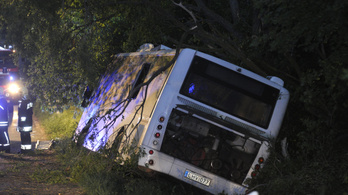 Lesodródott egy busz az útról Zsámbéknál, tizenegy sérült