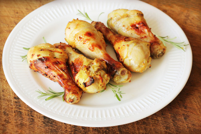 Mustáros, rozmaringos csirkecombok: grillen, tepsiben sütve is fantasztikus