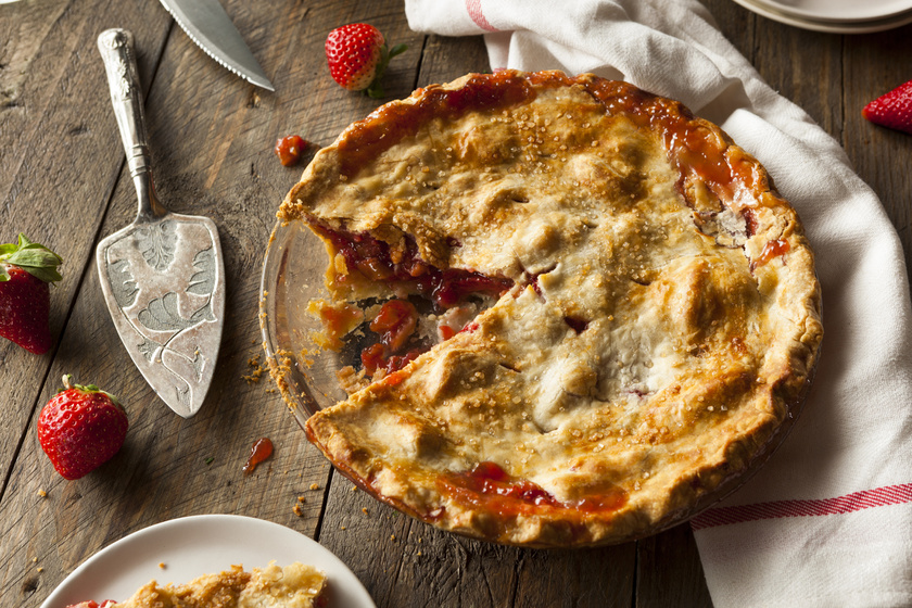 Omlós, epres-rebarbarás pite: ez a házias süti egyszerre édes és fanyar