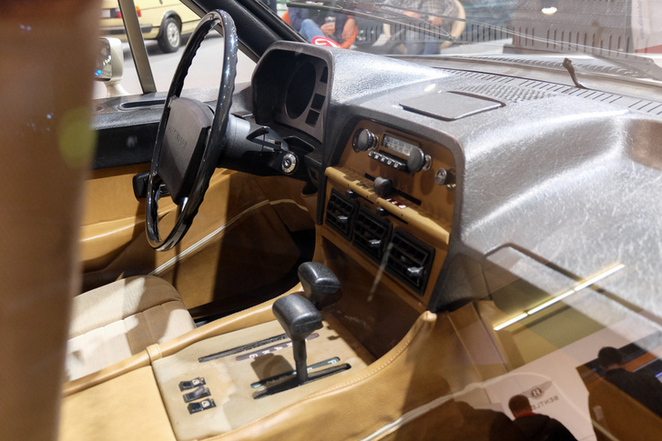 A VW-ra stilizált Blaupunkt-rádió miatt felismerehetően volkswagenes a belső