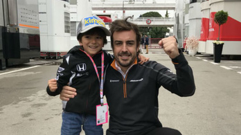 Alonso a domboldalról vitette be legkisebb drukkerét