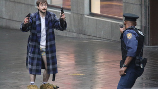 A nap képein Daniel Radcliffe alsógatyában és mamuszban pisztolyt lóbál
