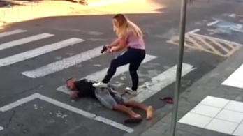 Videón a brazil rendőrnő, aki lelőtte a gyerekekre fegyvert fogó férfit