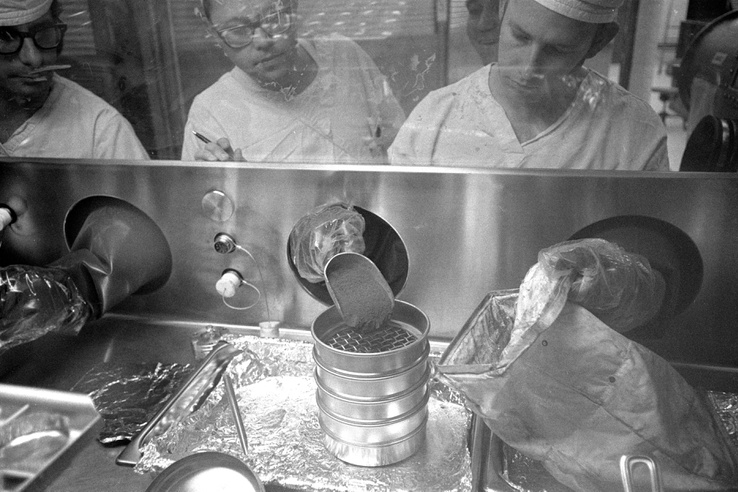 1971: technikusok az Apollo-14 küldetés során a Hold talajából vett mintákkal dolgoznak a holdkőzetlaborban.