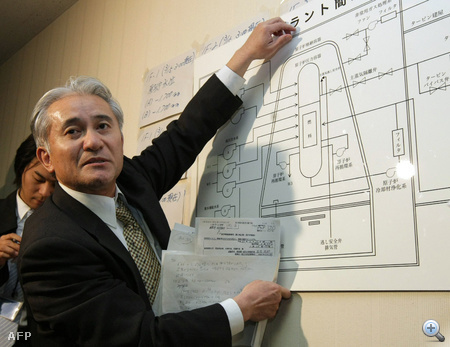 TEPCO szakértő mutatja be a fukusimai erőmű felépítését egy sajtótájékoztatón 