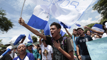 A nicaraguai elnöknek volt bátorsága ahhoz, hogy szembenézzen a dühös diákokkal