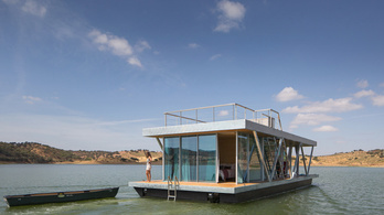 Luxuslakóhajókat hirdetnek a pesti Duna-parton