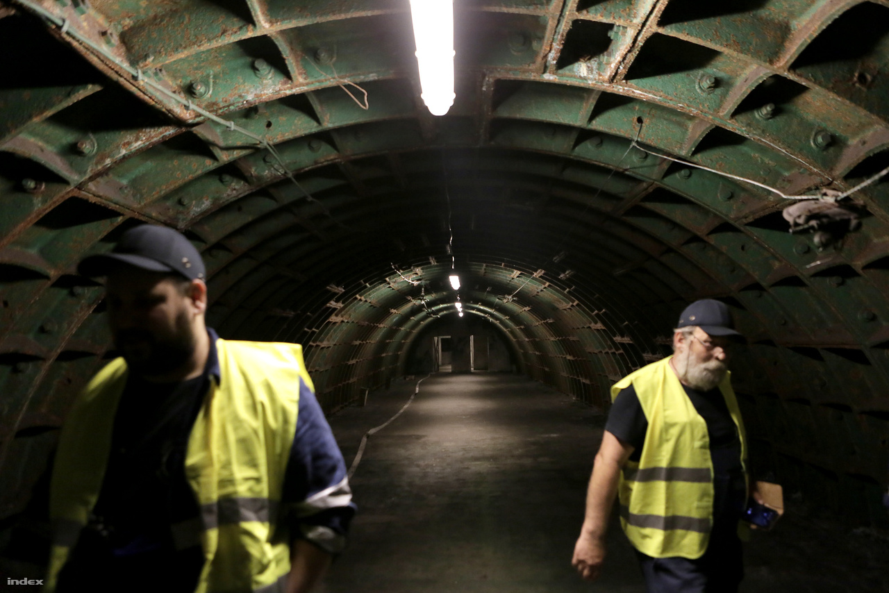 A Rákosi-bunker építése a forradalom miatt abbamaradt, majd 1958-ban úgy döntöttek, hogy nem a szűk elitet, hanem a nehézipari minisztérium dolgozóit szolgálja majd. Ahogy a kettes metróban az alagutak falának zömét, acéltübbingekből szerelték össze ezeket a helyiségeket is.