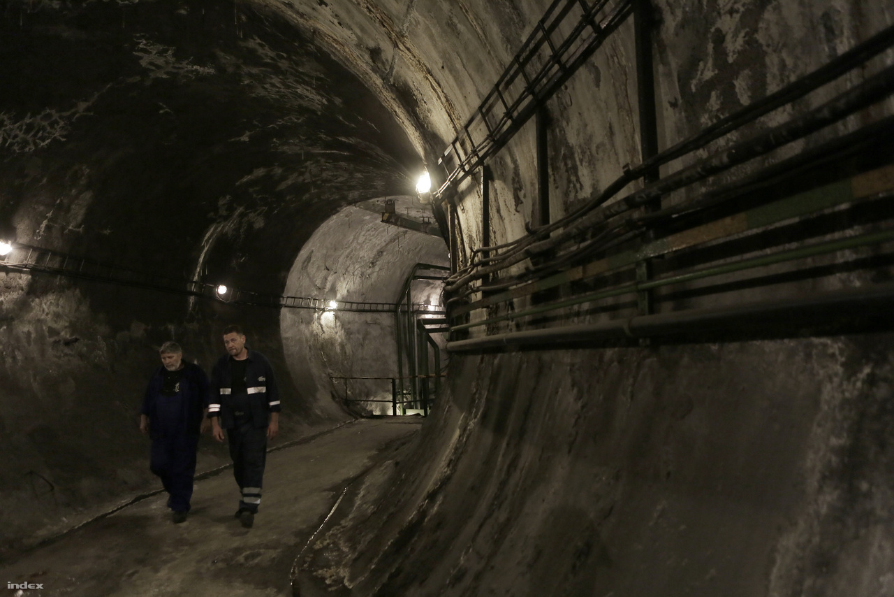 A Deák téri többszintes metróállomás alatti szellőzőrendszer egyik fő folyosója, ezen keresztül jutunk a fő szellőzőaknához.