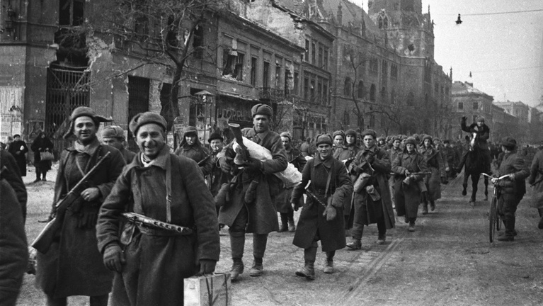 Mi, magyar asszonyok, térden állva kérjük a világ leghíresebb Sztálinját