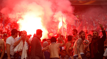 Még a stadion tetejében is kárt okoztak a Marseille-ultrák az EL-döntőn