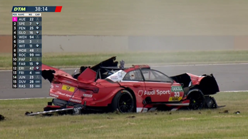 Levegőbe repült, majd ripityára tört a DTM-bajnok kocsija