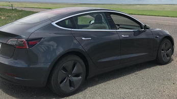 830 kilométert is mehetsz a Tesla Model 3-mal egy töltéssel, ha elég őrült vagy hozzá