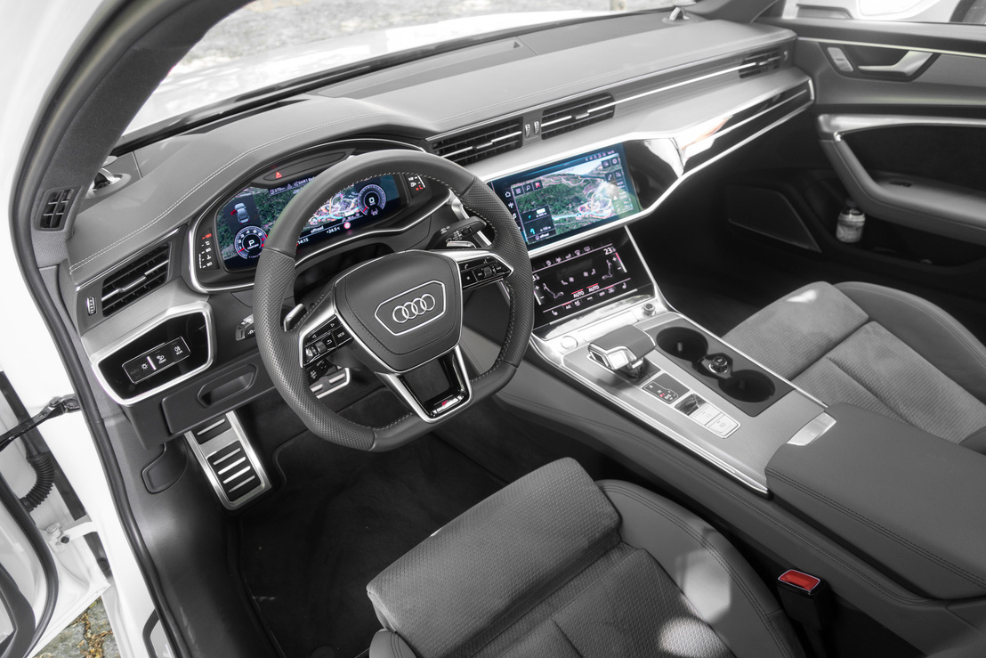 Három nagy fényerejű kijelzőből áll az Audi műszerfala, melyekre elég tág határok közt pakolhatunk parancsikonokat, követhetjük a navigáció különböző nézeteit, szabályozhatjuk a kényelmi és biztonsági funkciókat és gyűjthetjük az ujjlenyomatokat