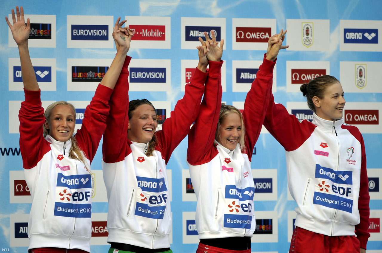 Az első utalás Shane Tusupra a 2010-es budapesti Európa-bajnokságon, ahol a női 4x200-as gyorsváltóval nyert aranyat. A váltó tagjai mind felírták kedvesük nevét a tenyerükre, Hosszú viszont csak annyit írt, "titok"