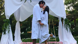 A nap esküvői fotója: Tommy Lee fürdőköpenyben és mamuszban vette feleségül influencer barátnőjét