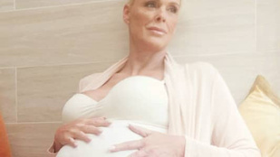 54 évesen, ötödik gyermekével terhes Brigitte Nielsen