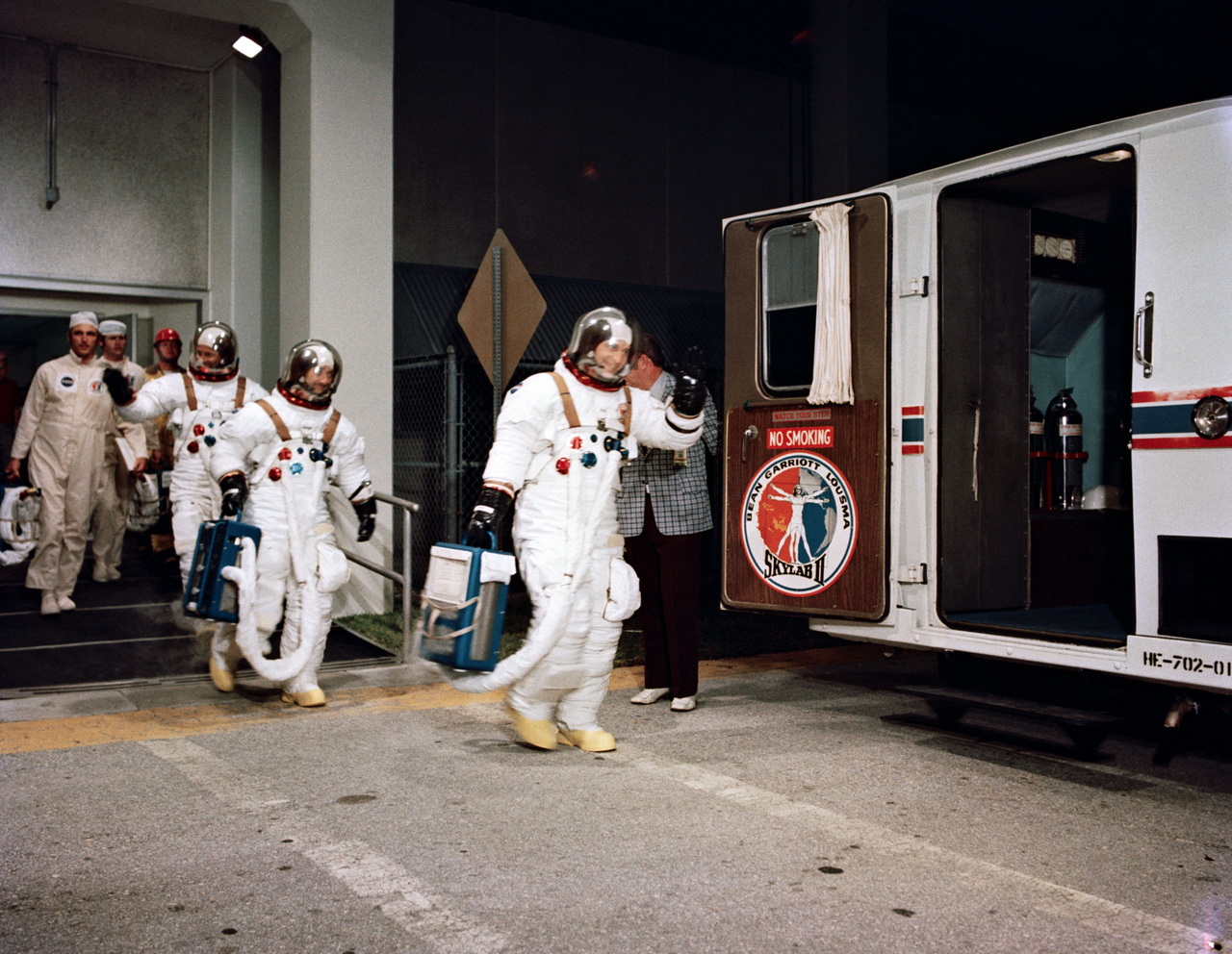 1973. július 28. A Skylab-3 legénysége beszáll a startállásra vivő kisbuszba. Az élen Bean, mögötte Garriott és Lousma.