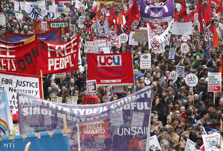 A brit országos szakszervezeti szövetség (TUC) közlése szerint több mint százezer embert vártak a kormány megszorító intézkedései ellen rendezett tüntetésre