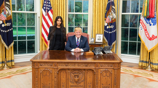 Kim Kardashian és Donald Trump megbeszélésének eredménye: egy ritka kellemetlen közös fotó