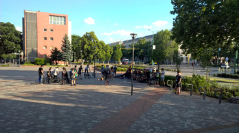 30-40 tinédzser tiltakozott Dunaújvárosban, amiért be akarják tiltatni a gördeszkázást a főtéren