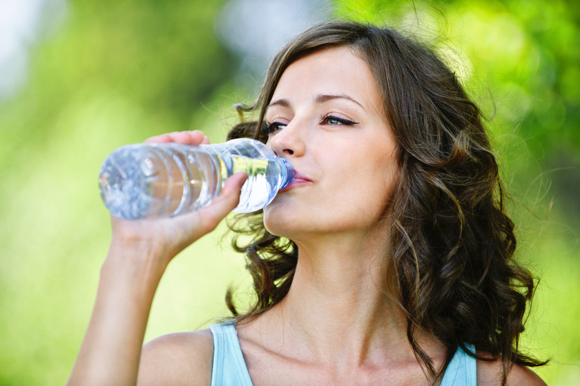 490 kalória mínusz: ennyi vizet fogyassz, hogy hatékonyan támogasd vele a diétád
