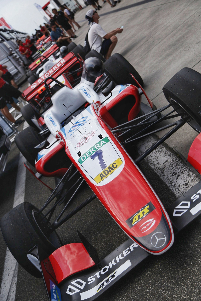 A Formula-3 mezőnye is rajthoz áll a hétvégén, itt szerepel Michael Schumacher fia, Mick is. Aki szeretne vele találkozni, most a paddockban simán megteheti
