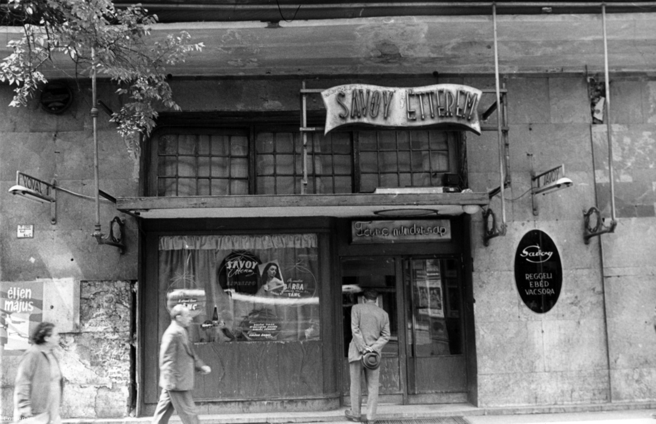 "Tánc mindennap" – a Savoy étterem bejárat fölötti neonja, 1960-ban.