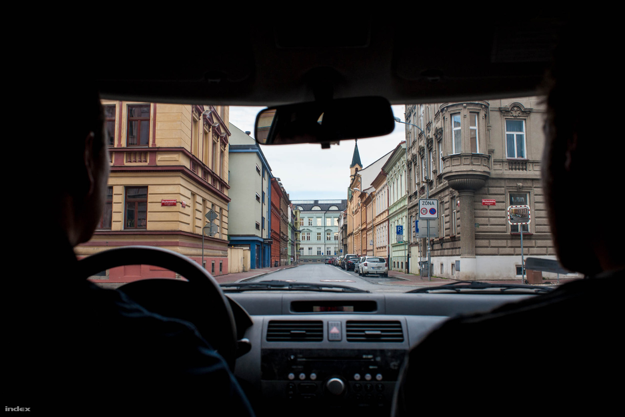 ﻿A Budweiser szülővárosa - České Budějovice német neve Budweis – Dél-Bohémia központja Magyarországról autóval is kényelmesen elérhető, a 450 kilométer alig öt óra alatt kényelmesen megtehető, Bécsen át, a gmündi határátkelőn keresztül, erdős, lankás autóutakon. És a 750 éves város is megéri az utat, gótikus, reneszánsz és barokk épületekkel díszített óvárosával. Bár azt talán meglepő, hogy a szép főtéren a városházán kívül a leghangsúlyosabb elem az orosz Szberbank és egy kínai étterem.