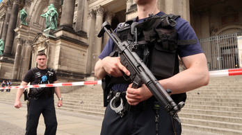 Rendőrök lőttek meg egy férfit a berlini dómnál