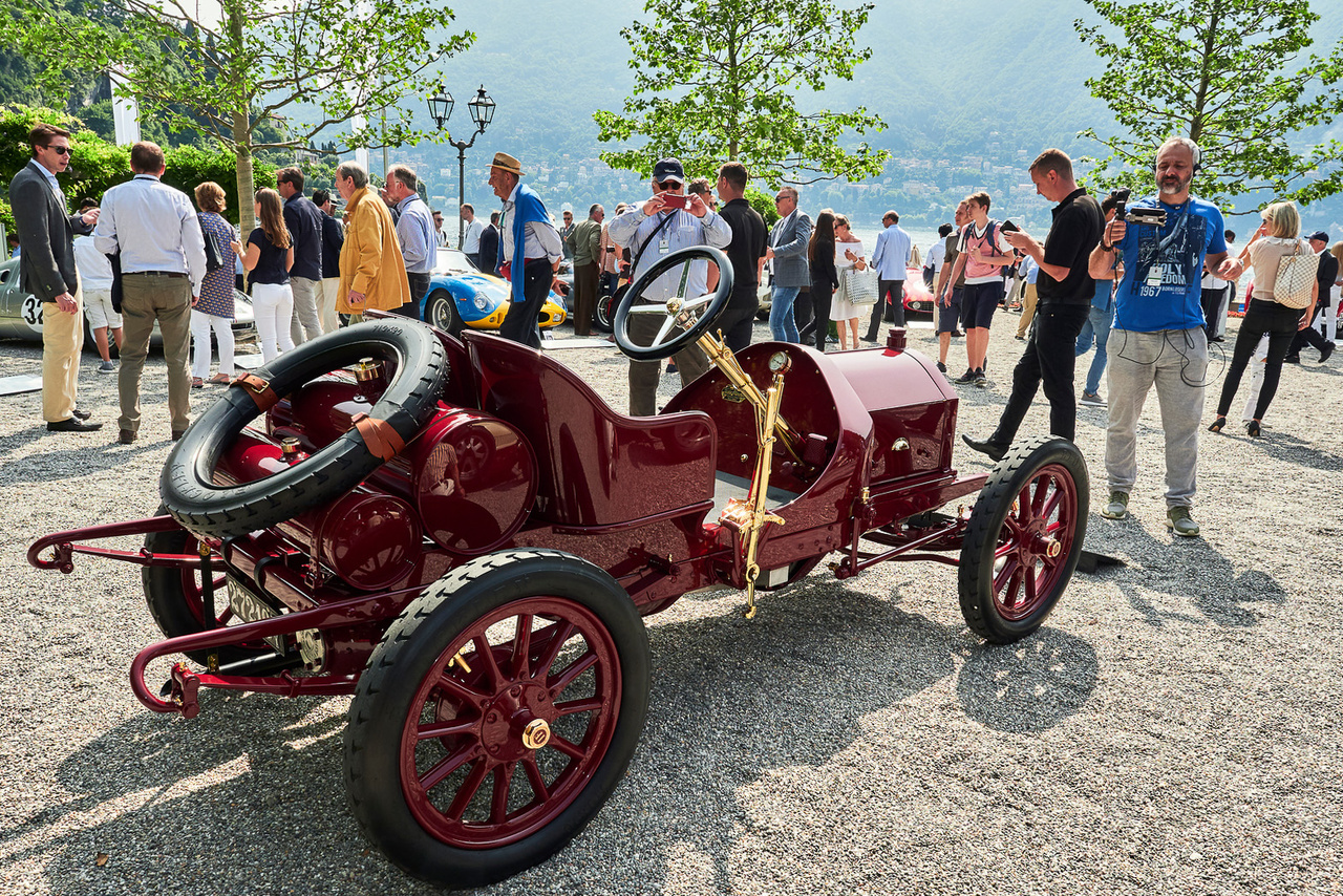 Isotta Fraschini FENC, 1909. Ez egy kőkemény versenyautó utcai változata. Négy henger, felül fekvő vezérműtengely, 1327 köbcenti, 17 lóerő. A milánói céget inkább luxusautóiról ismerjük, de ez pöttöm gép időben megelőzte a Bugattit, már ami a nagyon könnyű, de nagy teljesítményű versenygépek kifejlesztését illeti. Csaknem száz darab készült belőle. 