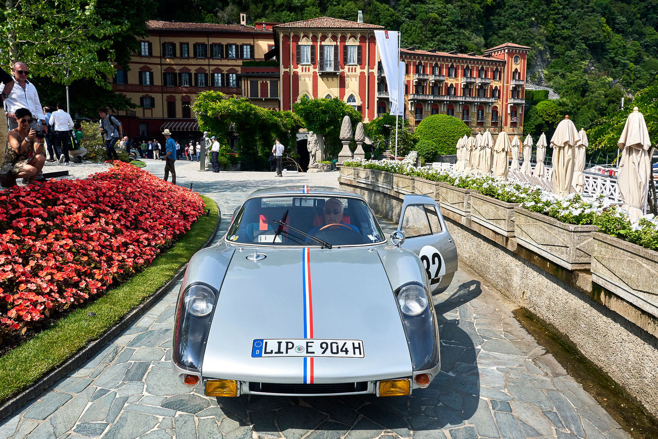 Porsche Carrera GTS, 1964. Valószínűleg az utolsó olyan utcai autó, amivel tényleg komoly versenyt lehetett nyerni. Ez a közúti forgalomra engedélyezett GTS megnyerte kategóriáját az 1964-es Le Mans-i 24 óráson. A négyhengeres boxermotor 1966 köbcentis, 180 lóerős, az üvegszál erősítésű műanyag karosszériával csak 710 kiló a saját tömege. 107 centi magas (vagyis alacsony). Kategóriájában második lett a Best of Show díjas Ferrari 335 mögött. 