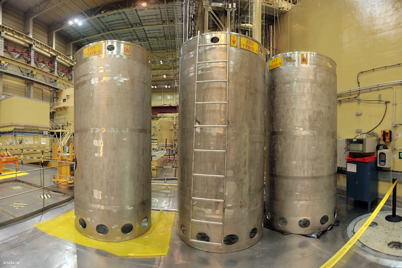 Ezekben a tartályokban vannak az urán-dioxid pasztillákkal töltött fűtőanyagrudak, amik a reaktorokba helyezve termelik az energiát.