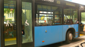 Akkorát vészfékezett a 29-es busz, hogy egy utas a fejével törte ki az ajtóüveget