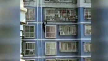 Öt emeletet mászott meg egy kínai férfi, hogy megmentsen egy gyermeket