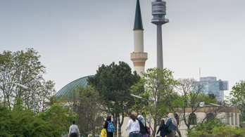 Ausztria mecseteket zár be, imámokat utasít ki