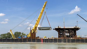 Helyére emelték az új komáromi Duna-híd első acélelemeit