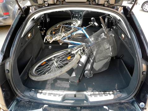 A Peugeot-ba nehezen fér be a bringa, ügyeskedni kell