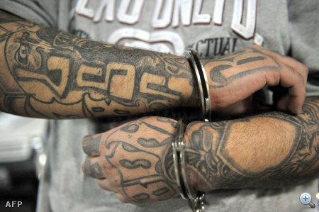 A Monster, azaz szörny alkarján és kézfején látható tetoválások