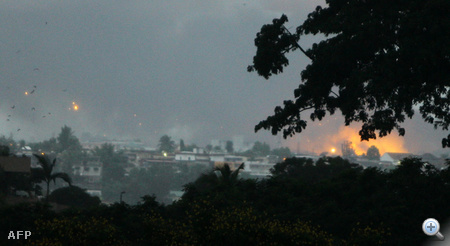 Tűz és füst az Akouedo katonai tábor felett Abidjan városban