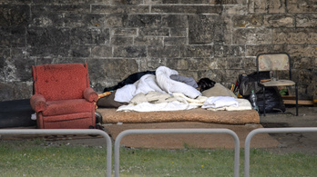 A kormány szerint a hajléktalanság betiltása a hajléktalanok emberi méltóságát szolgálja