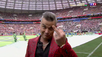 Kinek mutatott be Robbie Williams a vb nyitóünnepségén?