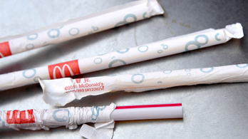 A McDonald's leszámol a műanyag szívószálakkal