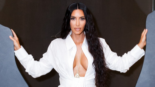 Kim Kardashian megnyitotta a dekoltázsát. Ja nem, az új boltját