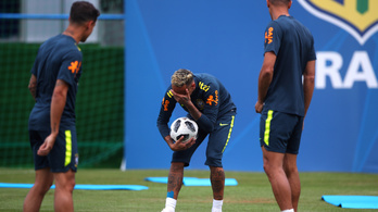 Fájdalmas arccal hagyta félbe az edzést Neymar