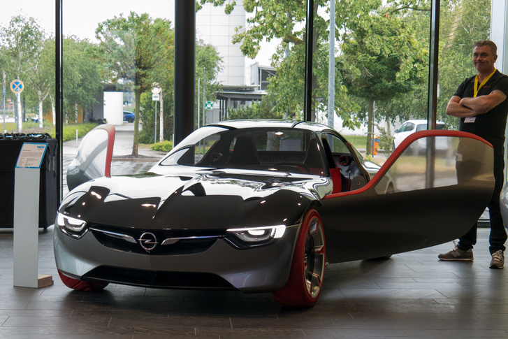 Az Opel GT tanulmány a bejáratnál. Azért jól néz ki